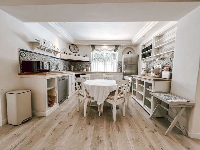 5 sovrum Villa till salu i Lomas De Marbella, Marbella med pool - 1 600 000 € (Ref: 10103121)