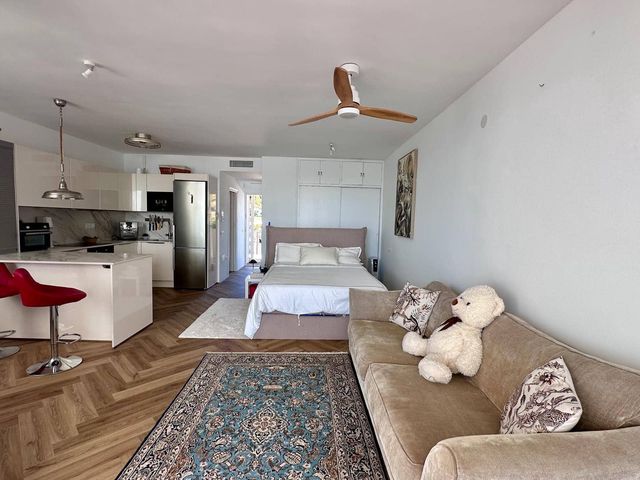 2 bedroom Apartment for sale in Buenas Noches, Estepona - € 649,995 (Ref: 10103176)