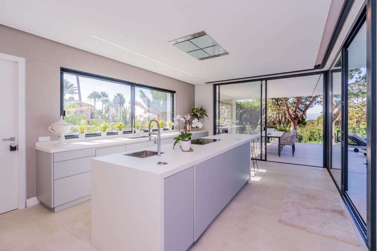 6 bedroom Villa for sale in Marbesa with pool garage - € 6,250,000 (Ref: 10103460)