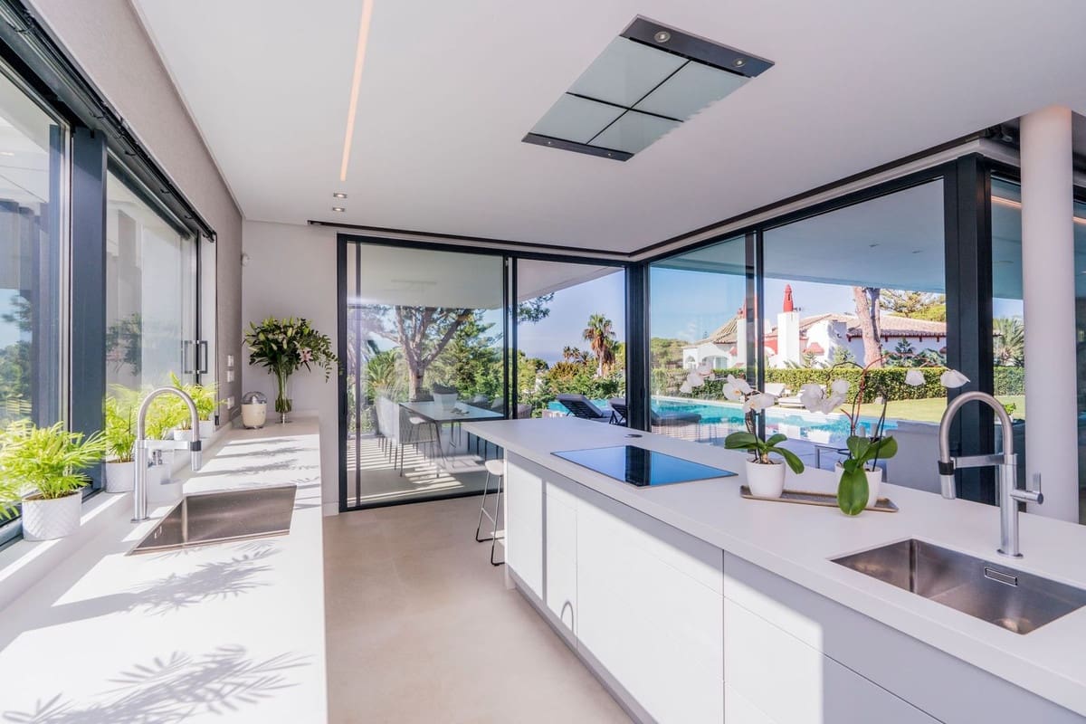 6 bedroom Villa for sale in Marbesa with pool garage - € 6,250,000 (Ref: 10103460)