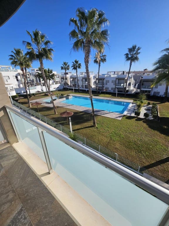 Pareado de 4 habitaciones en Torrevieja en venta con piscina - 535.000 € (Ref: 10110630)