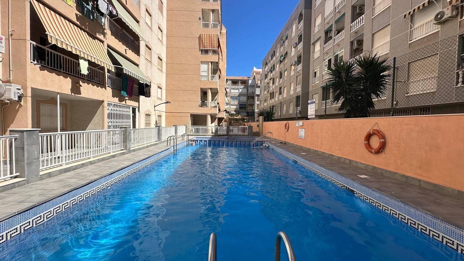 2 soveværelse Lejlighed til salg i Torrevieja med swimmingpool - € 158.000 (Ref: 10110709)