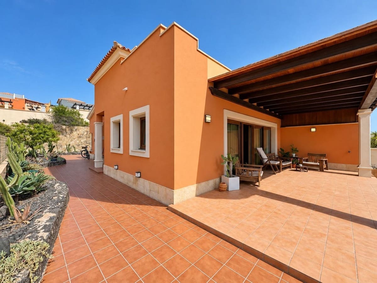 Pareado de 4 habitaciones en Caleta de Fuste en venta con piscina garaje - 450.000 € (Ref: 10114366)