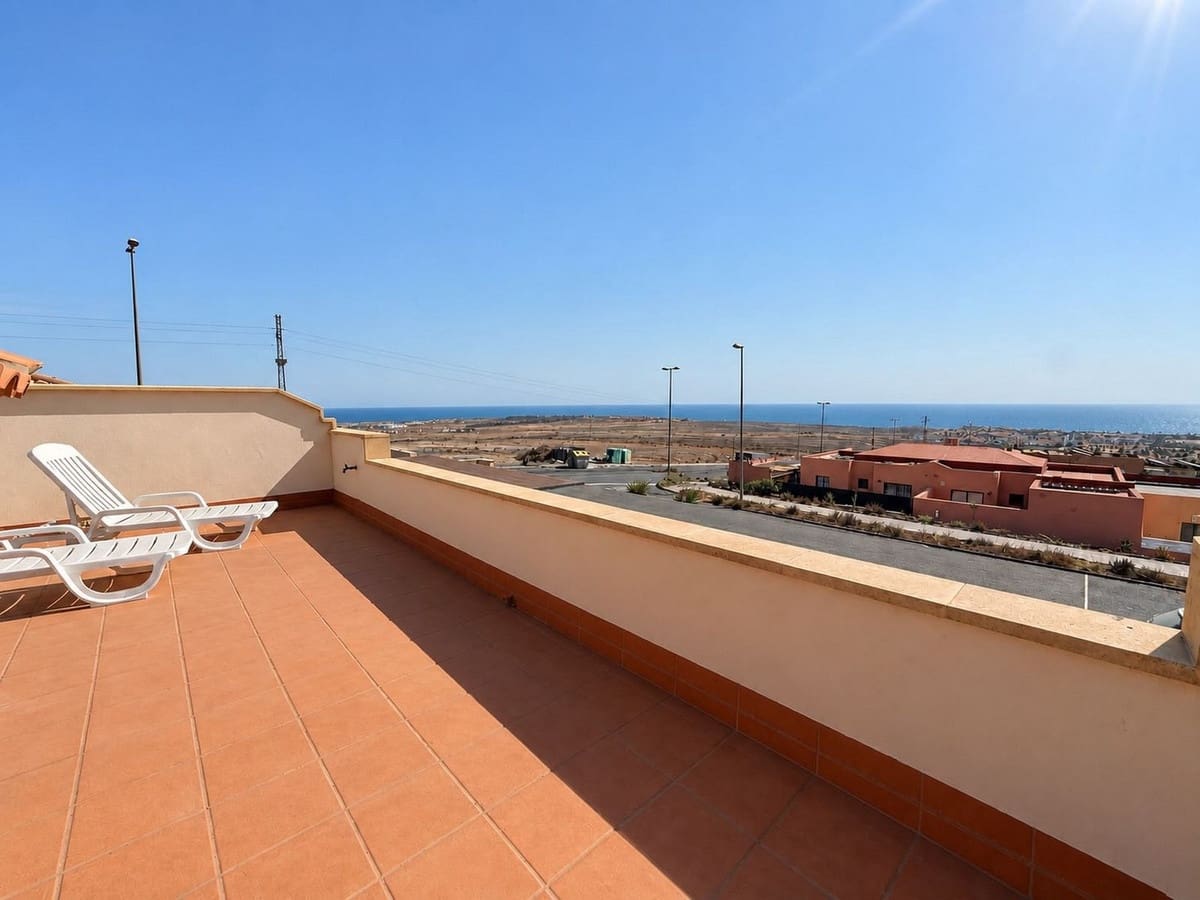 Pareado de 4 habitaciones en Caleta de Fuste en venta con piscina garaje - 450.000 € (Ref: 10114366)