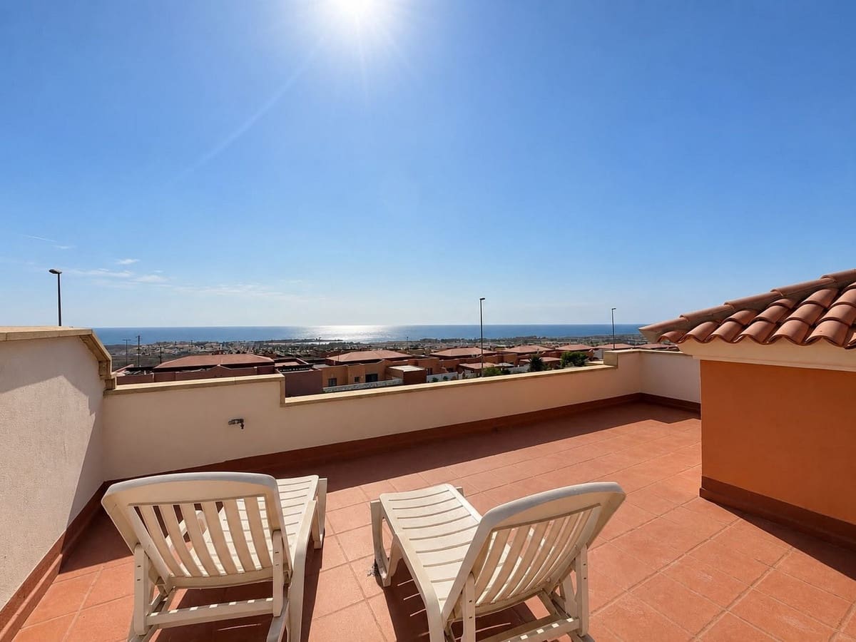 Pareado de 4 habitaciones en Caleta de Fuste en venta con piscina garaje - 450.000 € (Ref: 10114366)