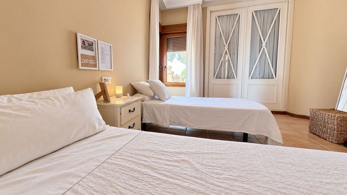 Pareado de 4 habitaciones en Caleta de Fuste en venta con piscina garaje - 450.000 € (Ref: 10114366)