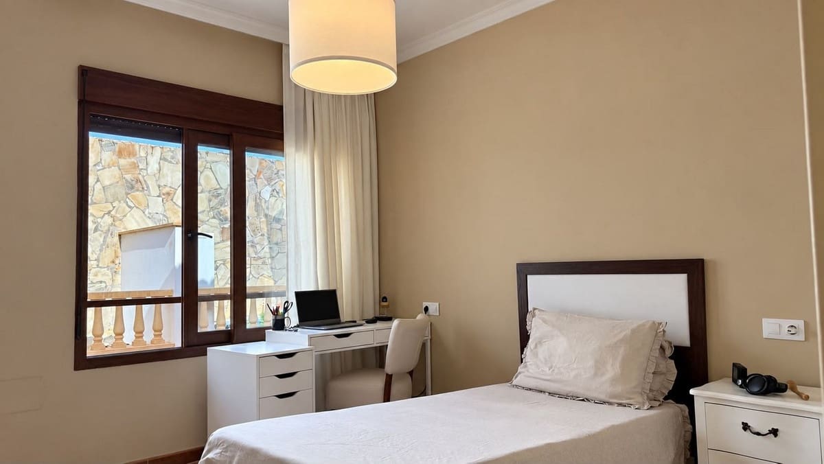Pareado de 4 habitaciones en Caleta de Fuste en venta con piscina garaje - 450.000 € (Ref: 10114366)