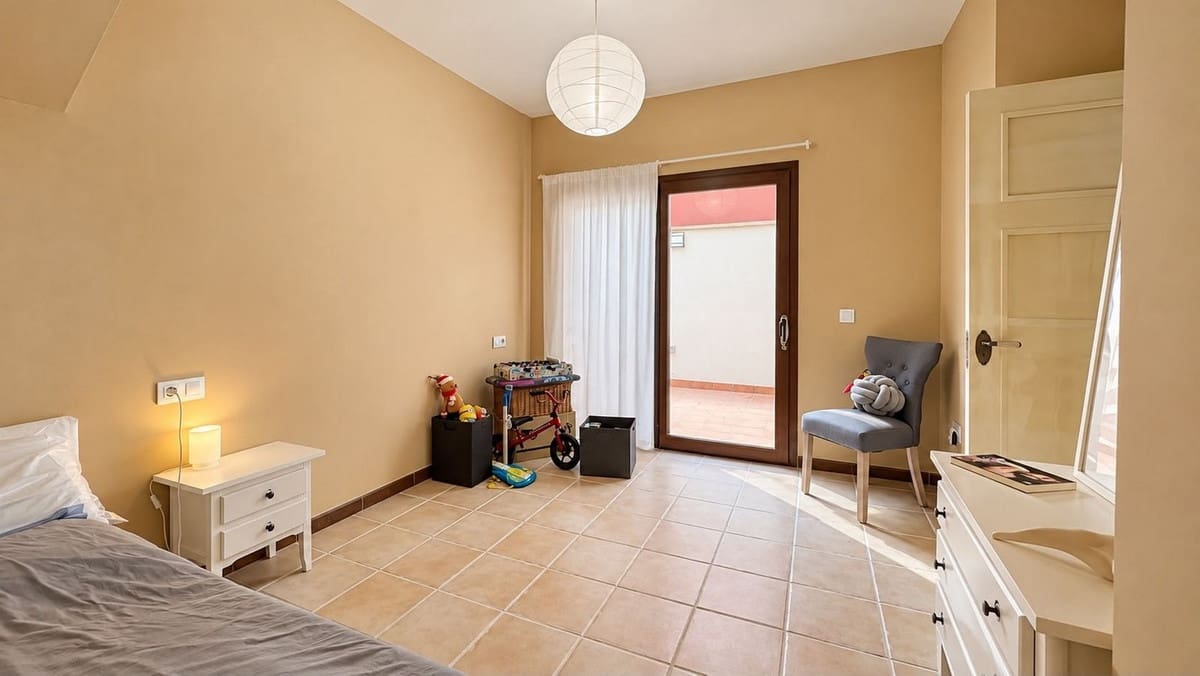 Pareado de 4 habitaciones en Caleta de Fuste en venta con piscina garaje - 450.000 € (Ref: 10114366)