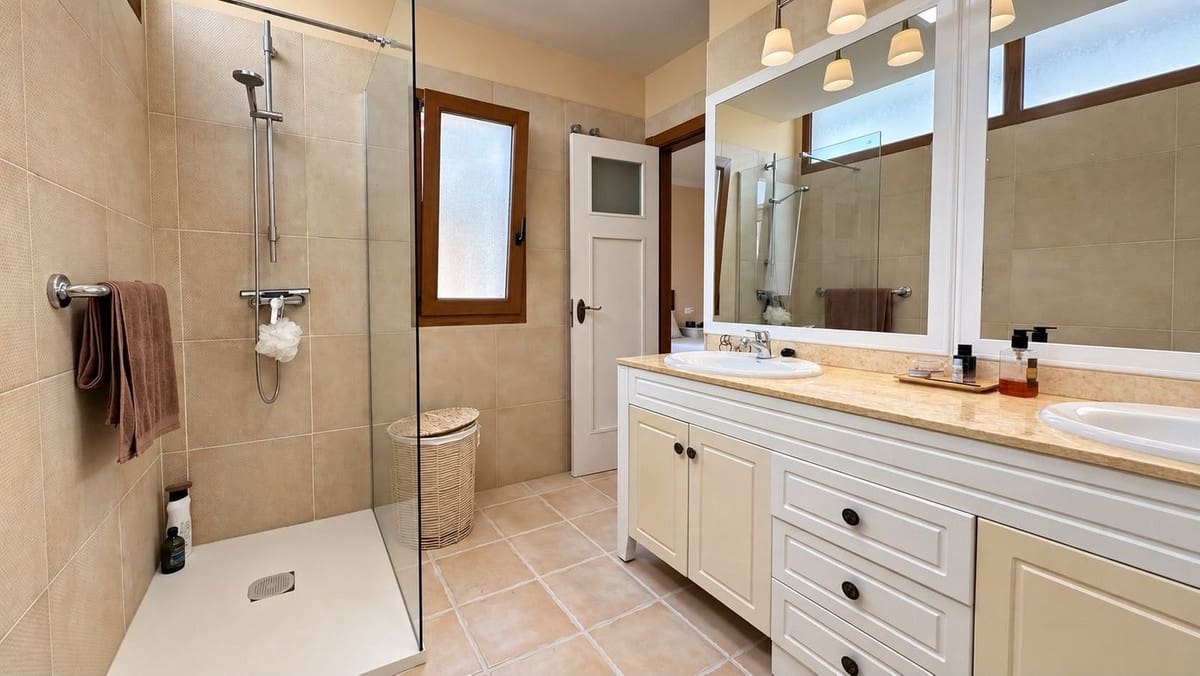 Pareado de 4 habitaciones en Caleta de Fuste en venta con piscina garaje - 450.000 € (Ref: 10114366)