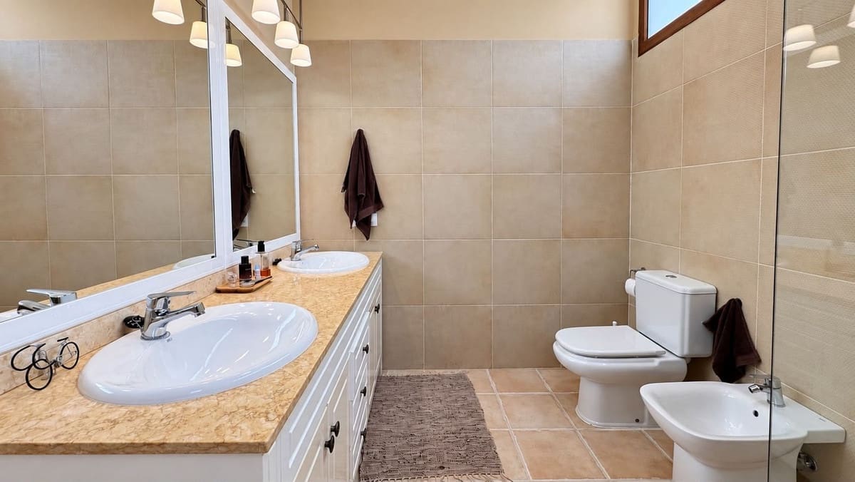 Pareado de 4 habitaciones en Caleta de Fuste en venta con piscina garaje - 450.000 € (Ref: 10114366)