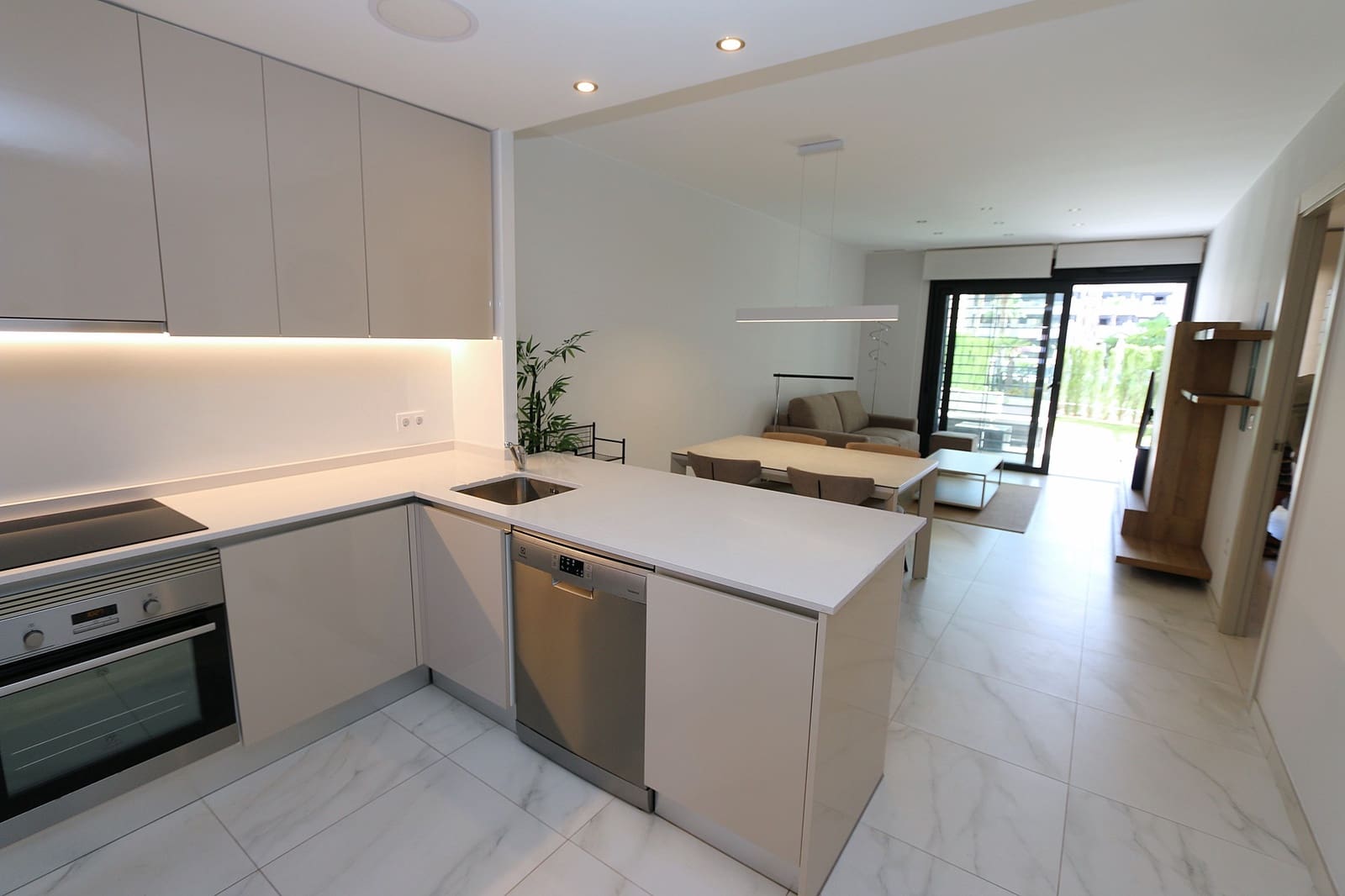 2 slaapkamer Appartement te koop in Playa Flamenca met zwembad garage - € 425.000 (Ref: 10117763)