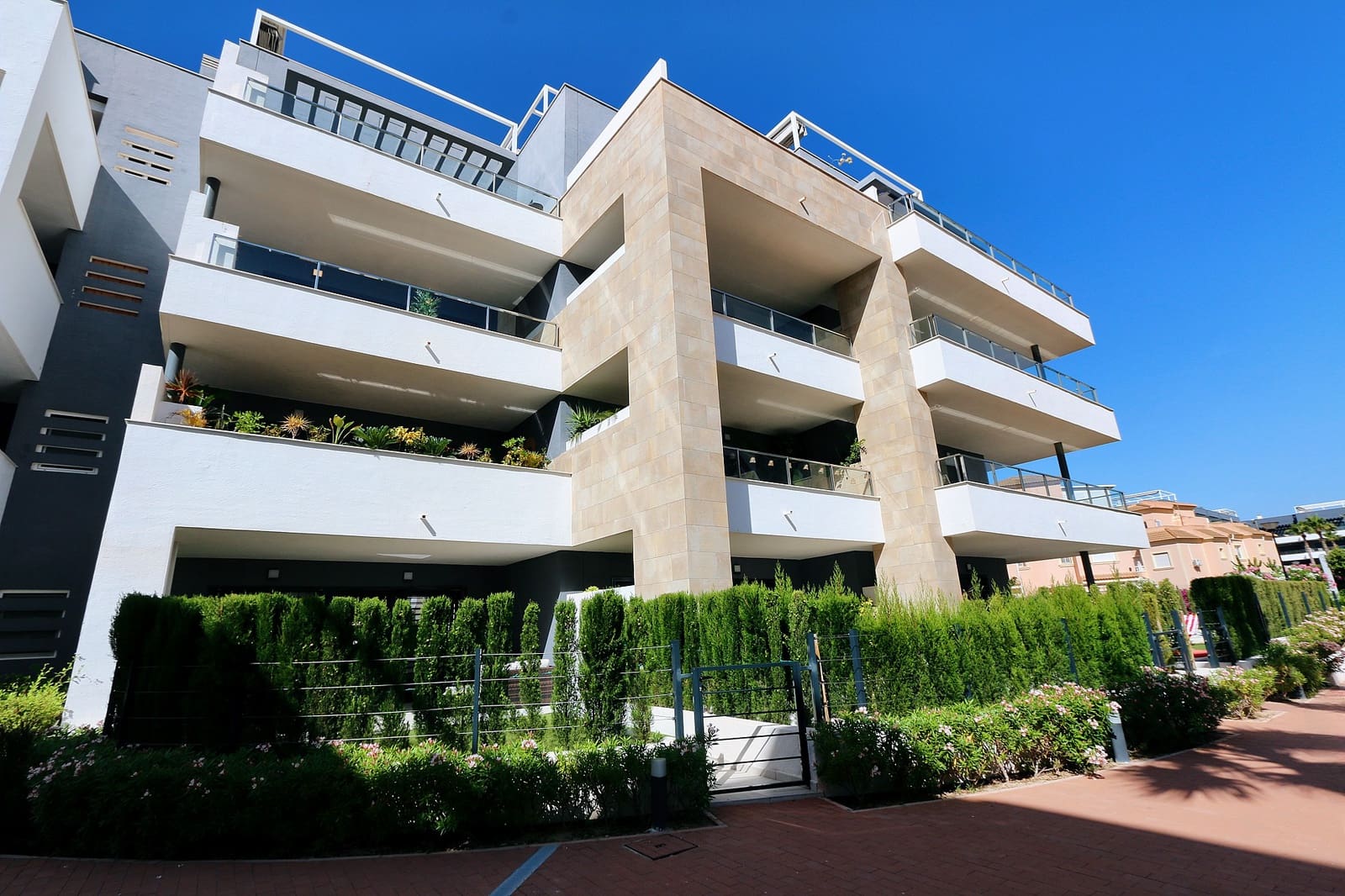 2 slaapkamer Appartement te koop in Playa Flamenca met zwembad garage - € 425.000 (Ref: 10117763)