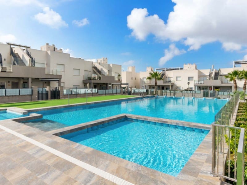 2 soverom Leilighet til salgs i Torrevieja med svømmebasseng garasje - € 255 000 (Ref: 10117901)