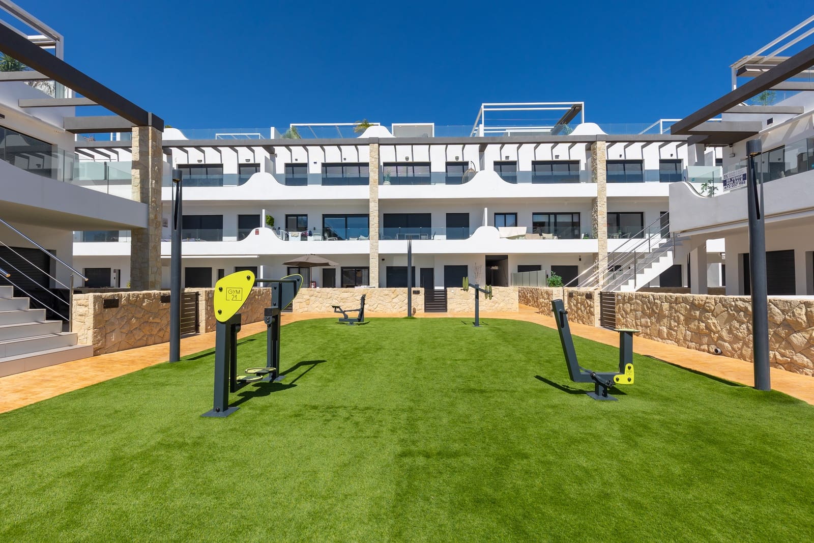2 soveværelse Lejlighed til salg i Orihuela Costa med swimmingpool garage - € 349.900 (Ref: 10117916)