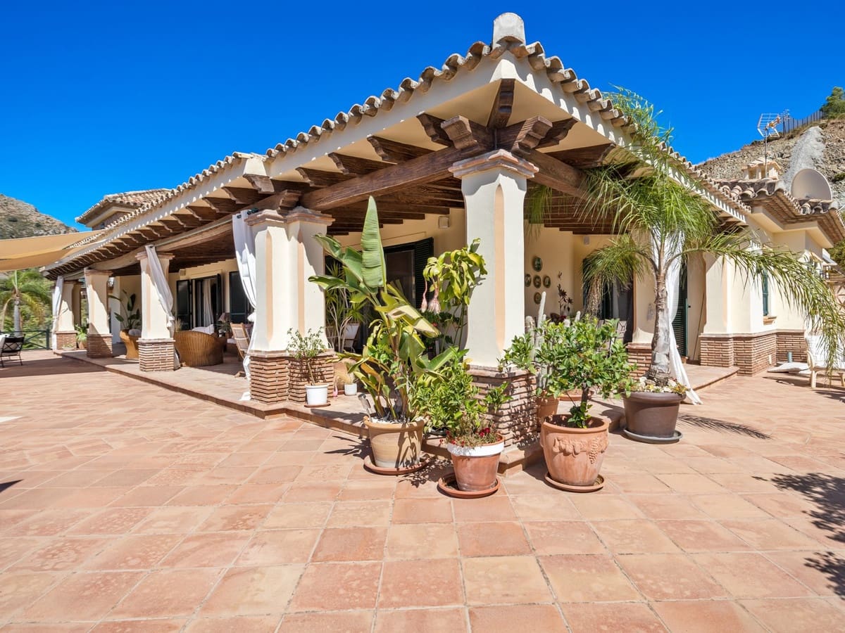 4 bedroom Villa for sale in Benahavis with pool garage - € 3,250,000 (Ref: 10119470)