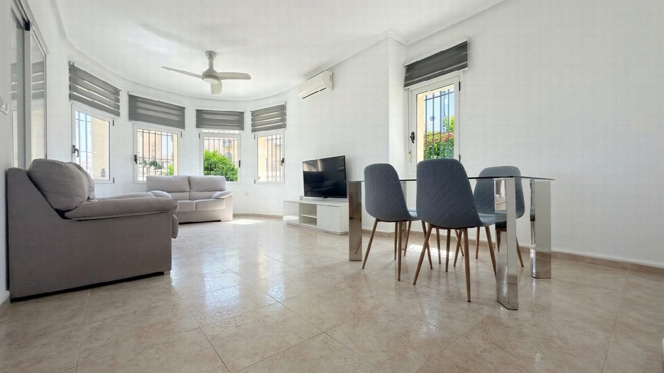 3 bedroom Villa for sale in Villamartin with pool garage - € 400,000 (Ref: 10121774)