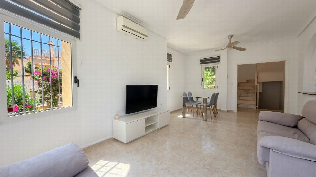 3 bedroom Villa for sale in Villamartin with pool garage - € 400,000 (Ref: 10121774)