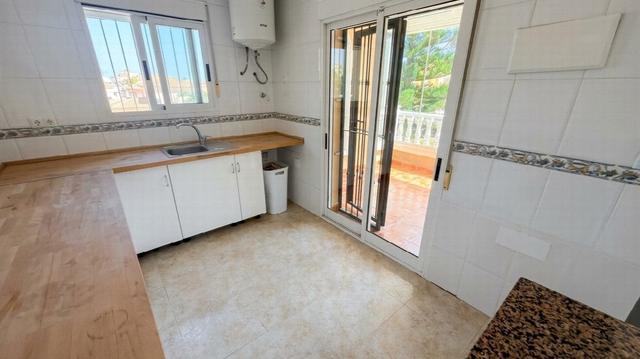3 bedroom Villa for sale in Villamartin with pool garage - € 400,000 (Ref: 10121774)