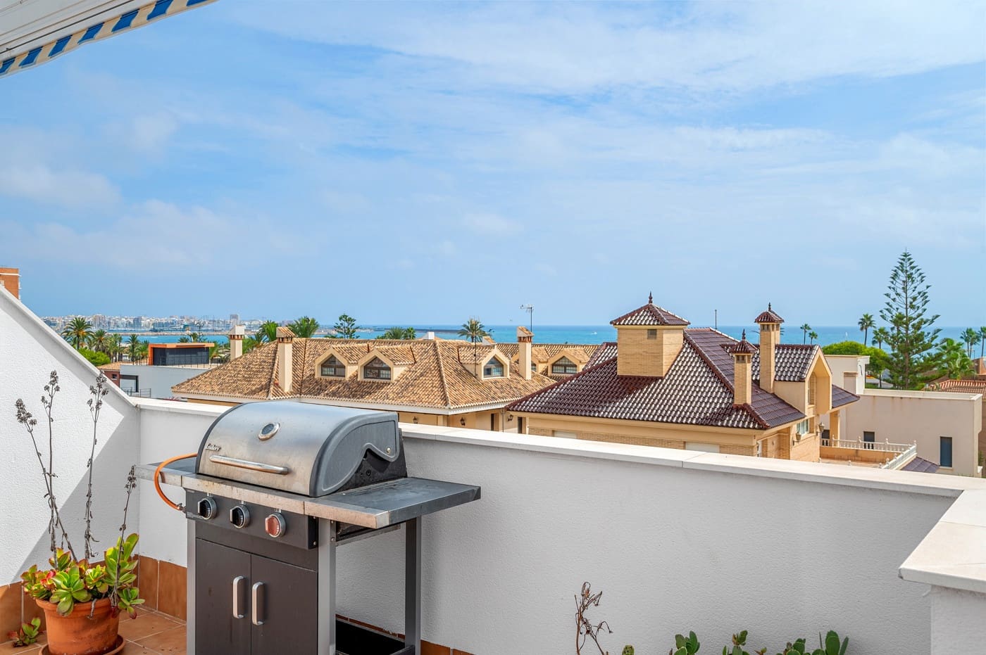 Apartamento de 3 habitaciones en Torrevieja en venta con piscina garaje - 385.000 € (Ref: 10145465)