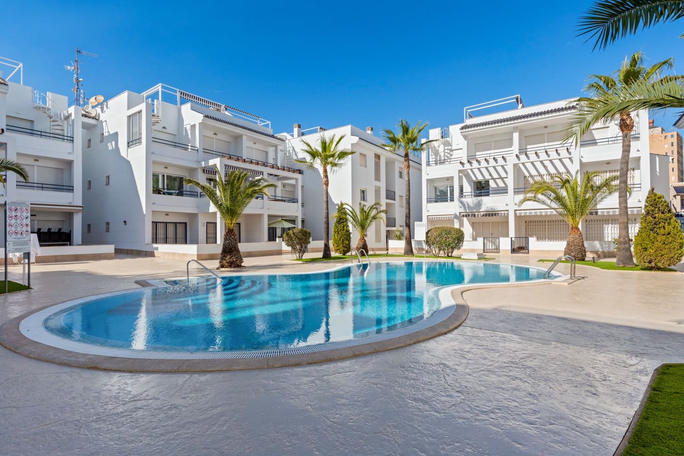 Apartamento de 3 habitaciones en Torrevieja en venta con piscina garaje - 385.000 € (Ref: 10145465)
