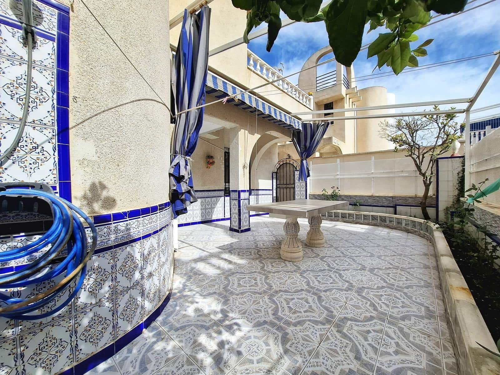 5 soverom Kjedet enebolig til salgs i Torrevieja med svømmebasseng - € 209 900 (Ref: 10148077)