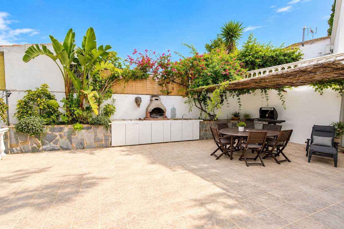 3 soverom Villa til salgs i El Rosario med svømmebasseng garasje - € 850 000 (Ref: 10159154)