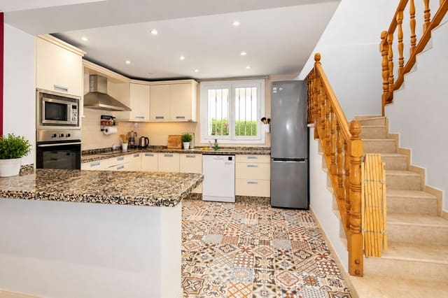 3 sypialnia Willa na sprzedaż w El Rosario, Marbella z basenem garażem - 850 000 € (Ref: 10159154)