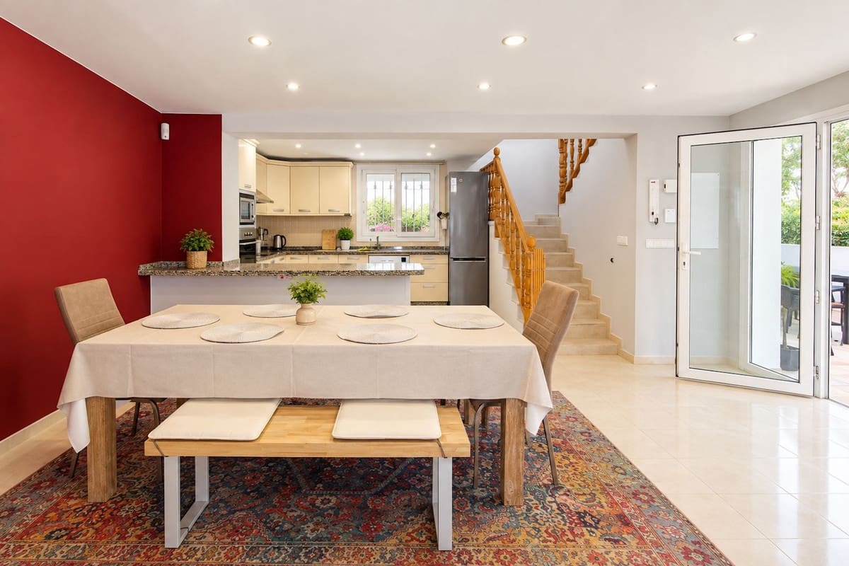 3 soverom Villa til salgs i El Rosario med svømmebasseng garasje - € 850 000 (Ref: 10159154)