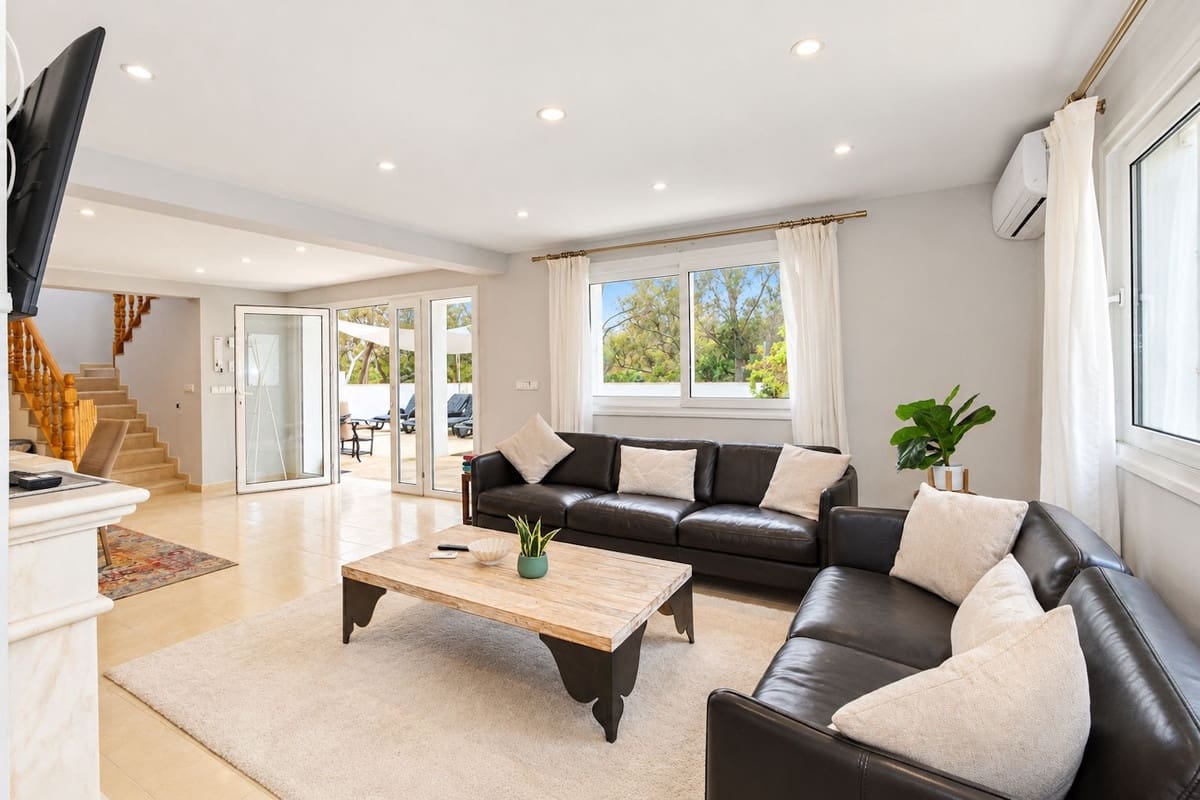 3 soverom Villa til salgs i El Rosario med svømmebasseng garasje - € 850 000 (Ref: 10159154)