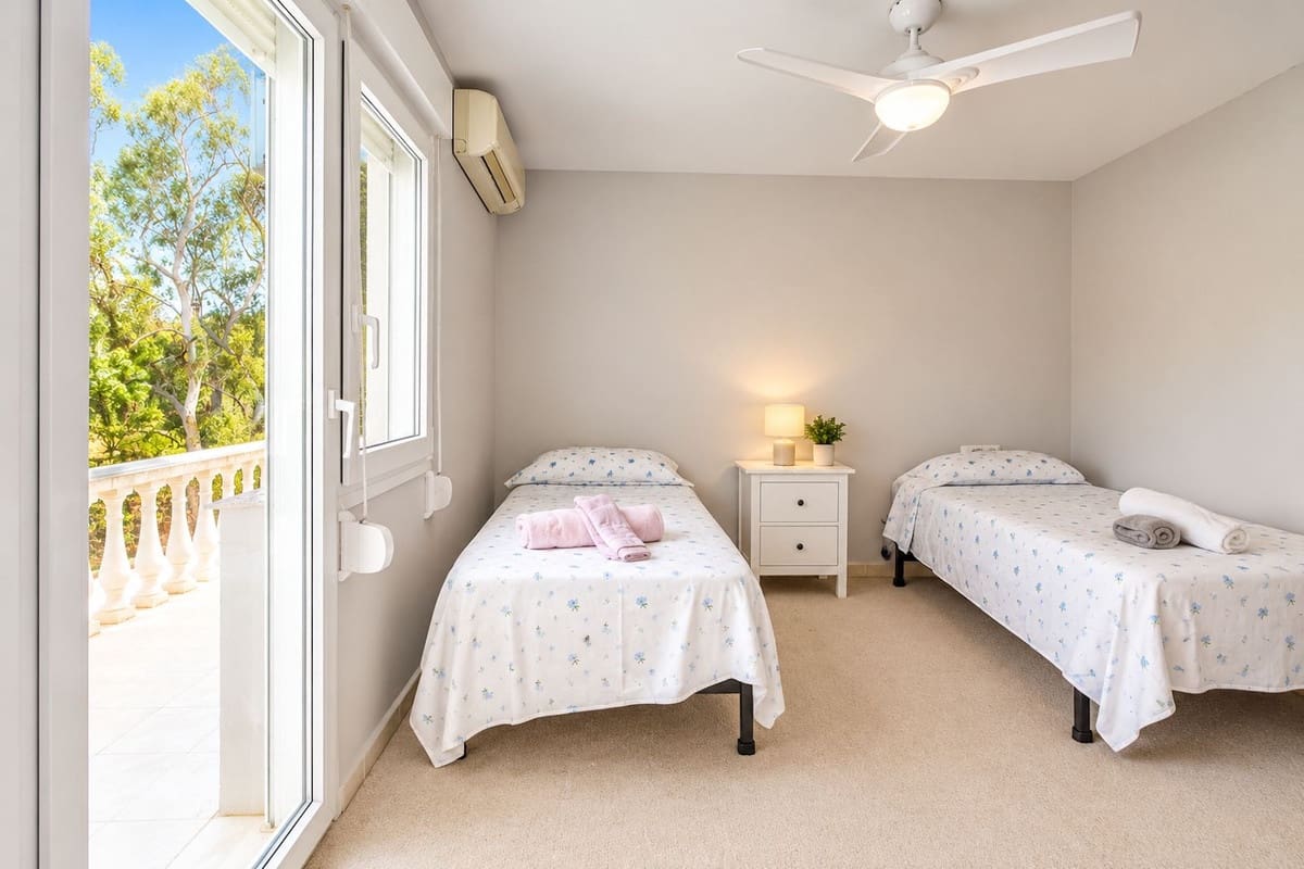 3 soverom Villa til salgs i El Rosario med svømmebasseng garasje - € 850 000 (Ref: 10159154)