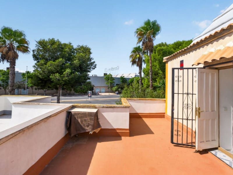 3 soveværelse Byhus til salg i Torrevieja med swimmingpool - € 184.000 (Ref: 10159156)