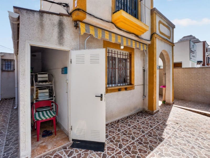 3 soveværelse Byhus til salg i Torrevieja med swimmingpool - € 184.000 (Ref: 10159156)
