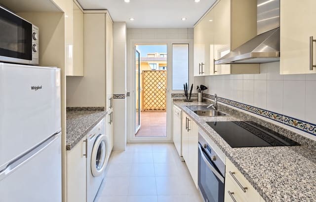 Apartamento de 2 habitaciones en La Duquesa / Puerto de la Duquesa, Manilva en venta con piscina garaje - 259.000 € (Ref: 10159989)