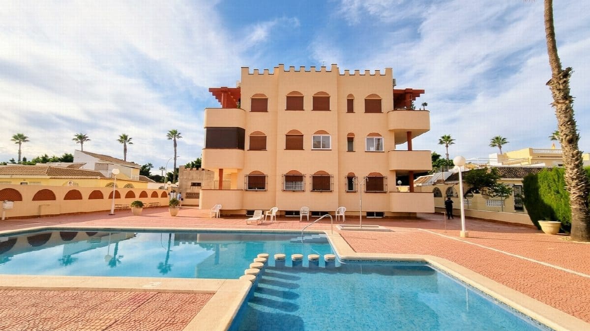2 soveværelse Lejlighed til salg i Los Alcazares med swimmingpool garage - € 179.995 (Ref: 10184353)