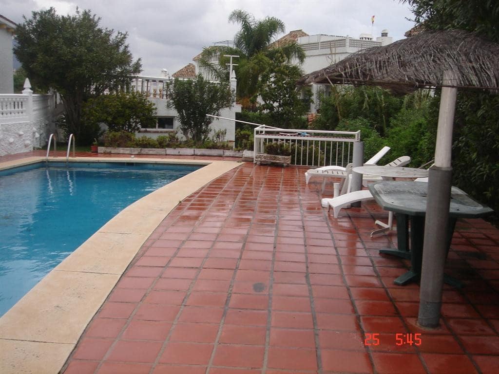 2 soverom Kjedet enebolig til salgs i Mijas Costa med svømmebasseng garasje - € 850 000 (Ref: 1971363)