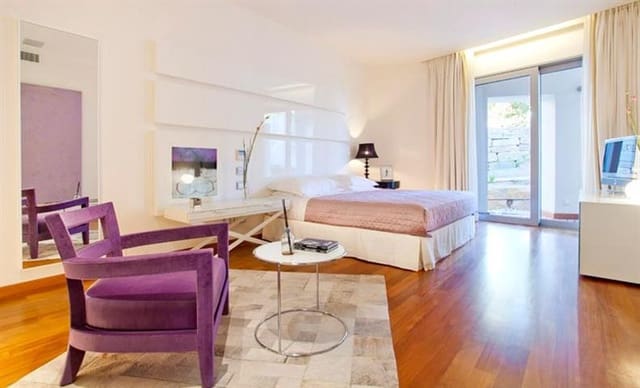 4 soveværelse Byhus til salg i Marbella med swimmingpool - € 1.856.950 (Ref: 2111390)