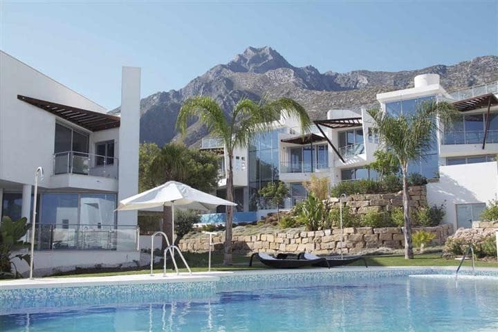 4 soveværelse Byhus til salg i Marbella med swimmingpool - € 1.856.950 (Ref: 2111390)