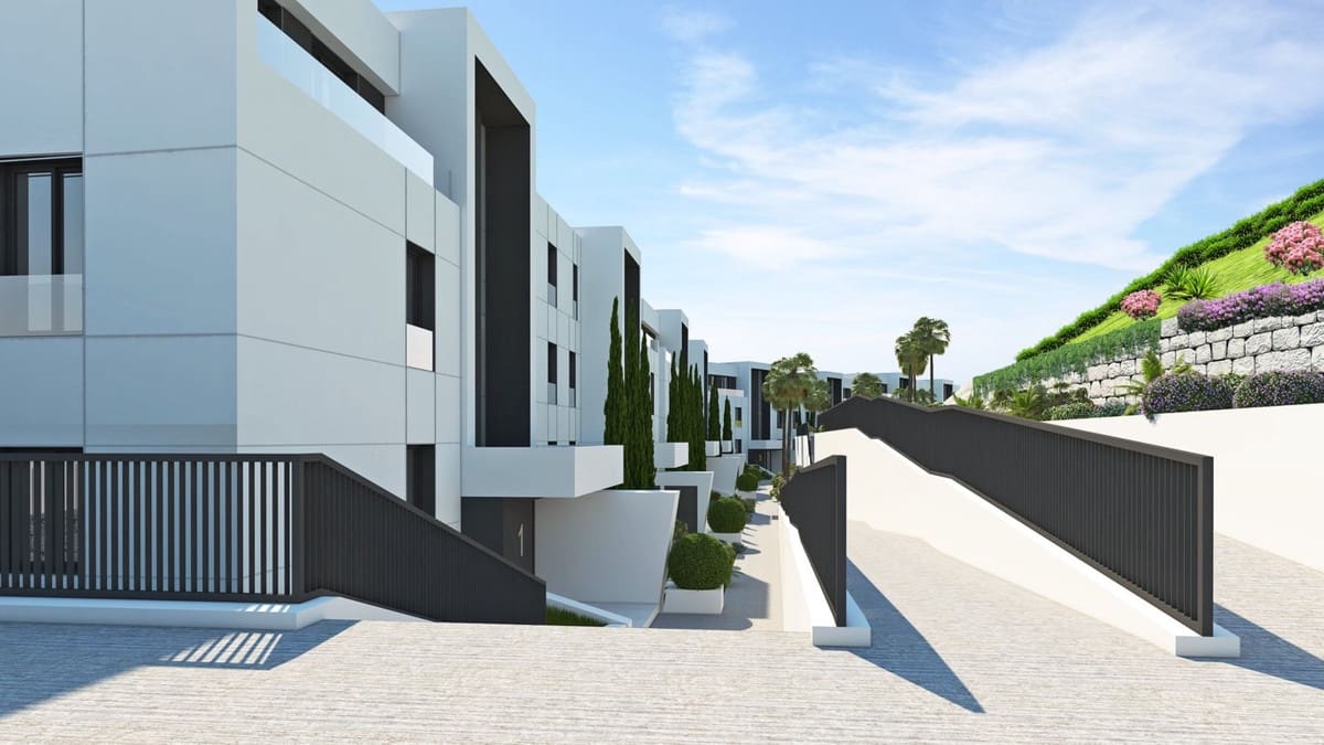 2 bedroom Apartment for sale in Nueva Andalucia with pool garage - € 560,000 (Ref: 2898728)