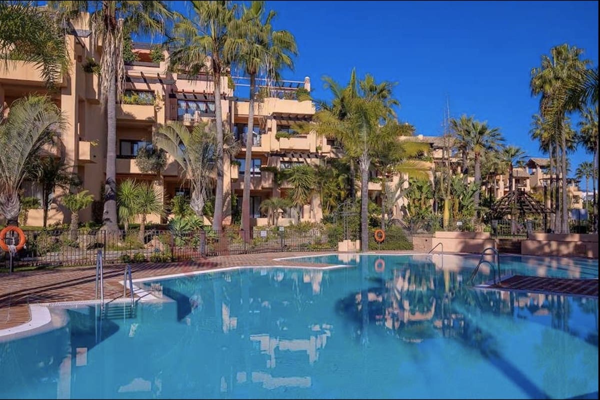 Apartamento de 2 habitaciones en Marbella en venta con piscina - 650.000 € (Ref: 7749593)