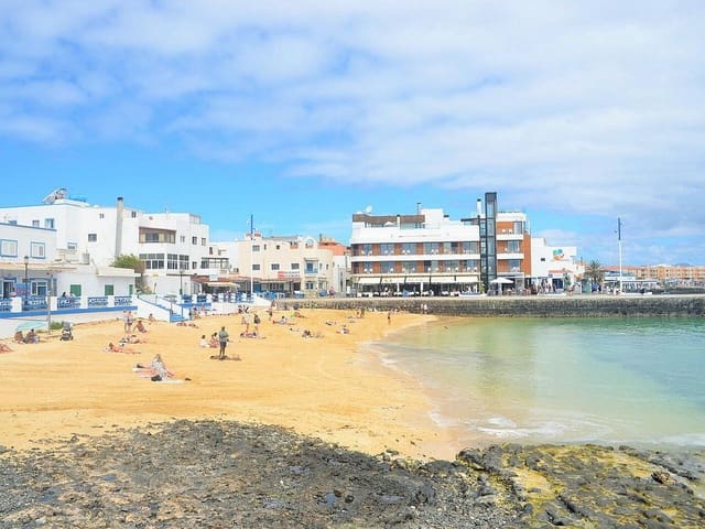 3 quarto Moradia Geminada para venda em Corralejo, La Oliva com piscina garagem - 500 000 € (Ref: 7759288)