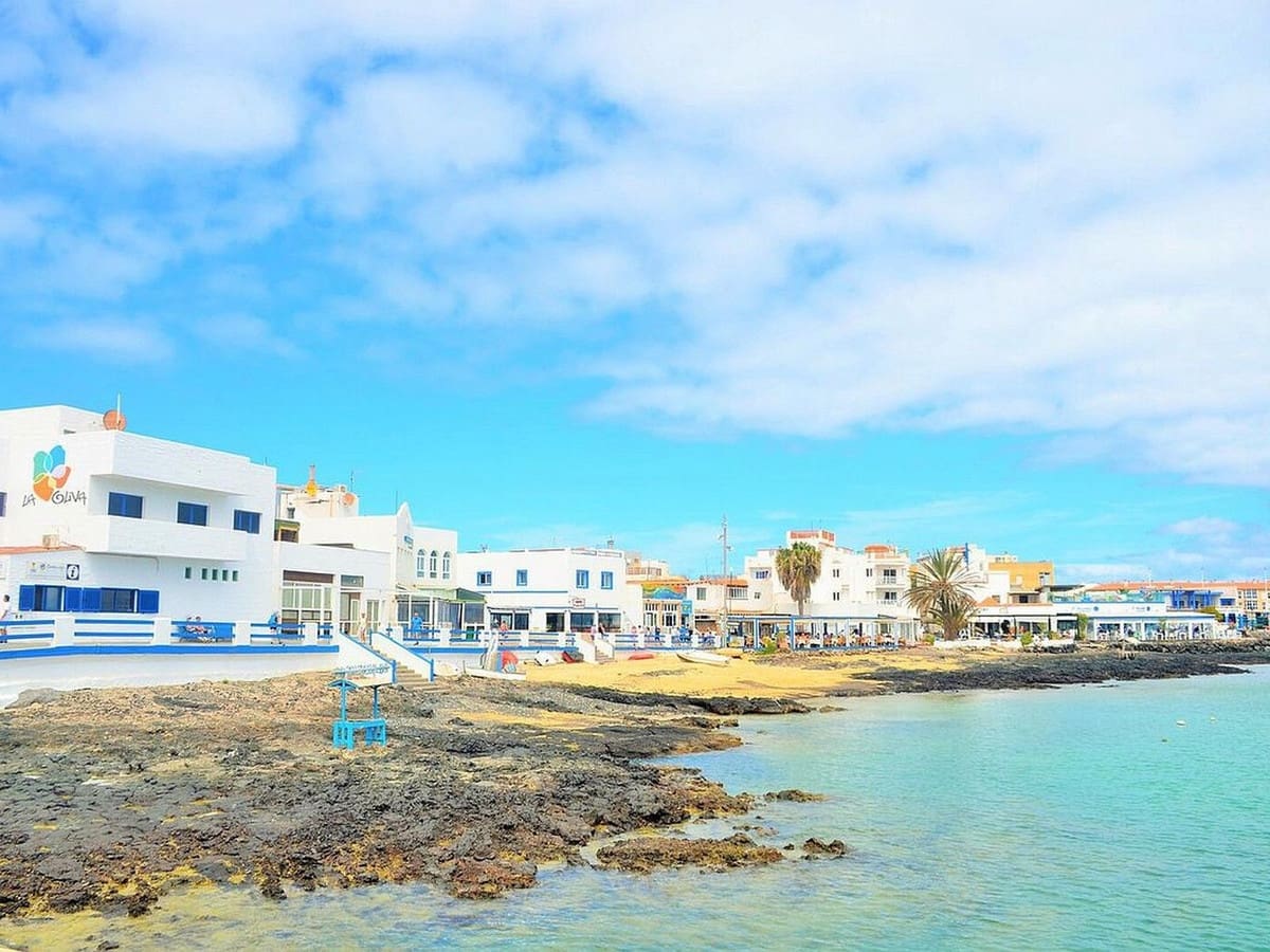 3 soverom Kjedet enebolig til salgs i Corralejo med svømmebasseng garasje - € 500 000 (Ref: 7759288)