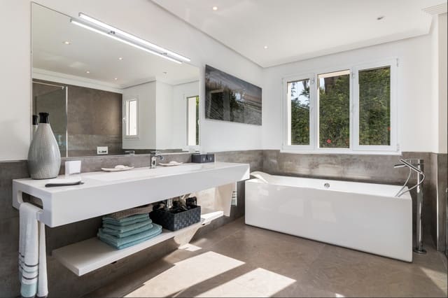 5 makuuhuone Huvila myytävänä paikassa El Paraiso, Estepona mukana uima-altaan 
autotalli - 3 495 000 € (Ref: 7759380)