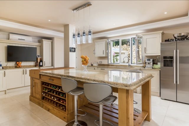 5 makuuhuone Huvila myytävänä paikassa El Paraiso, Estepona mukana uima-altaan 
autotalli - 3 495 000 € (Ref: 7759380)