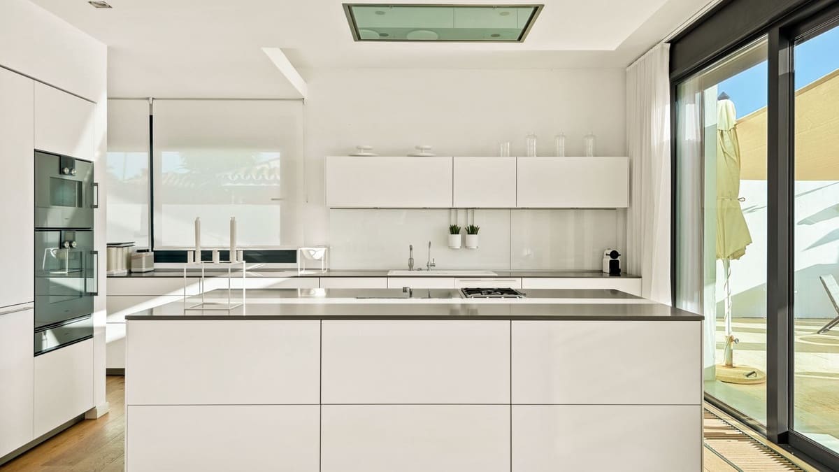 6 bedroom Beach Apartment for sale in Marbella with pool garage - € 6,000,000 (Ref: 7759388)