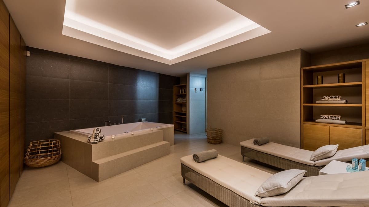 6 bedroom Beach Apartment for sale in Marbella with pool garage - € 6,000,000 (Ref: 7759388)