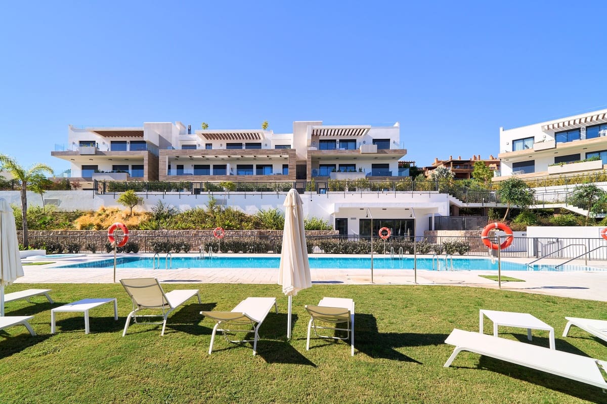 2 bedroom Apartment for sale in Estepona with pool - € 720,000 (Ref: 7814312)