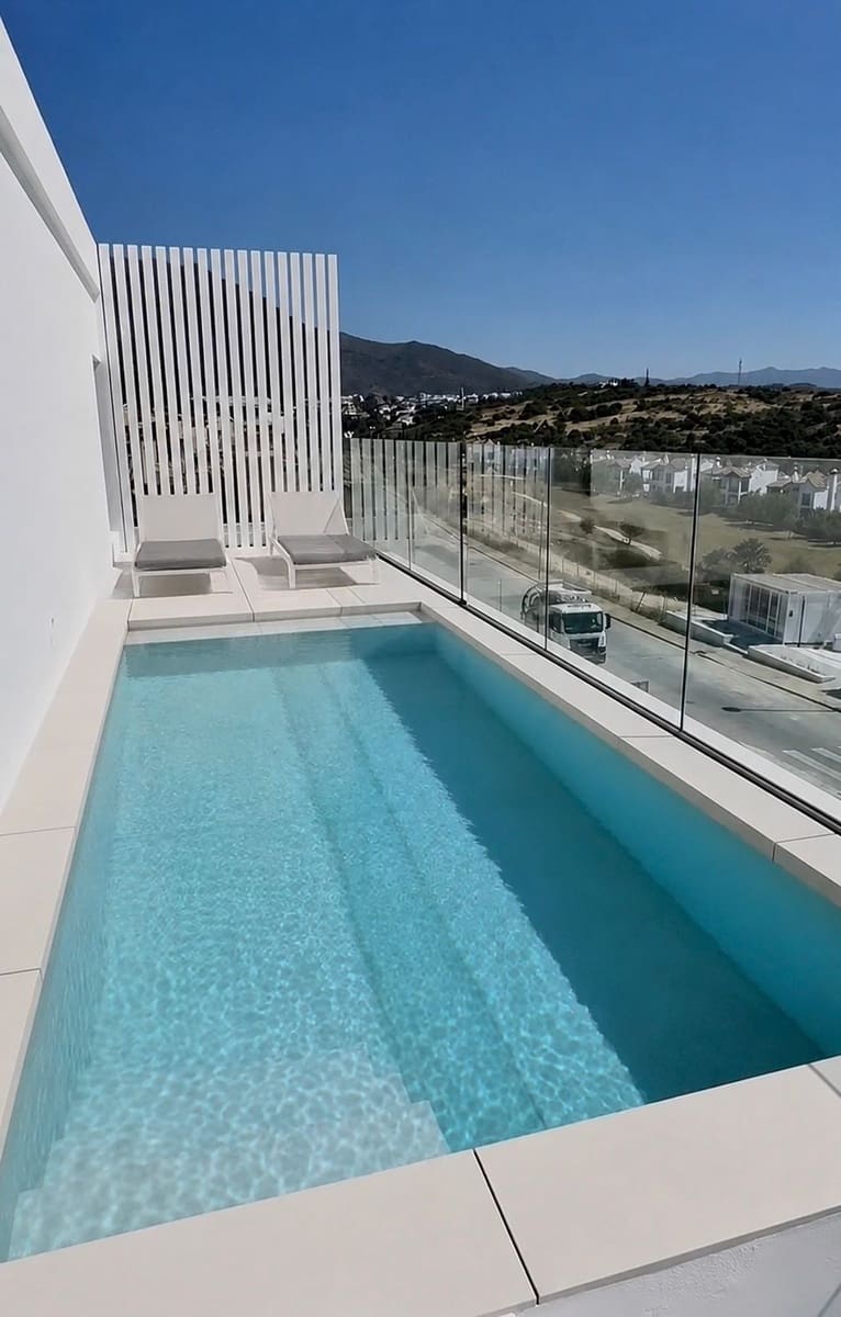 4 soverom Kjedet enebolig til salgs i Estepona med svømmebasseng - € 730 000 (Ref: 7814325)