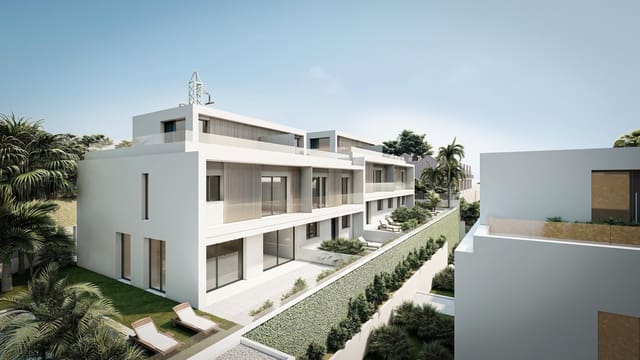 Pareado de 4 habitaciones en Valle Romano Golf, Estepona en venta con piscina - 730.000 € (Ref: 7814325)