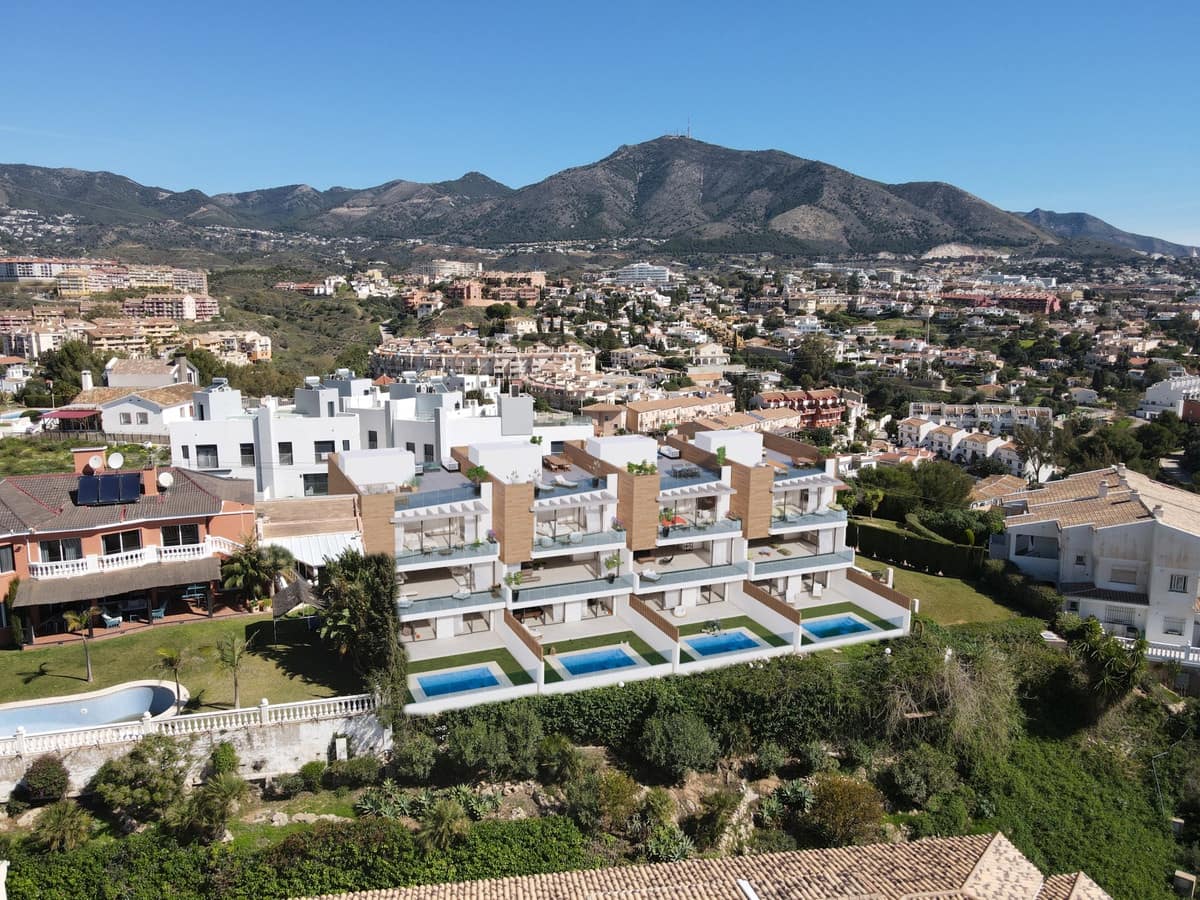 3 bedroom Semi-detached Villa for sale in Fuengirola with pool - € 1,460,000 (Ref: 7814328)