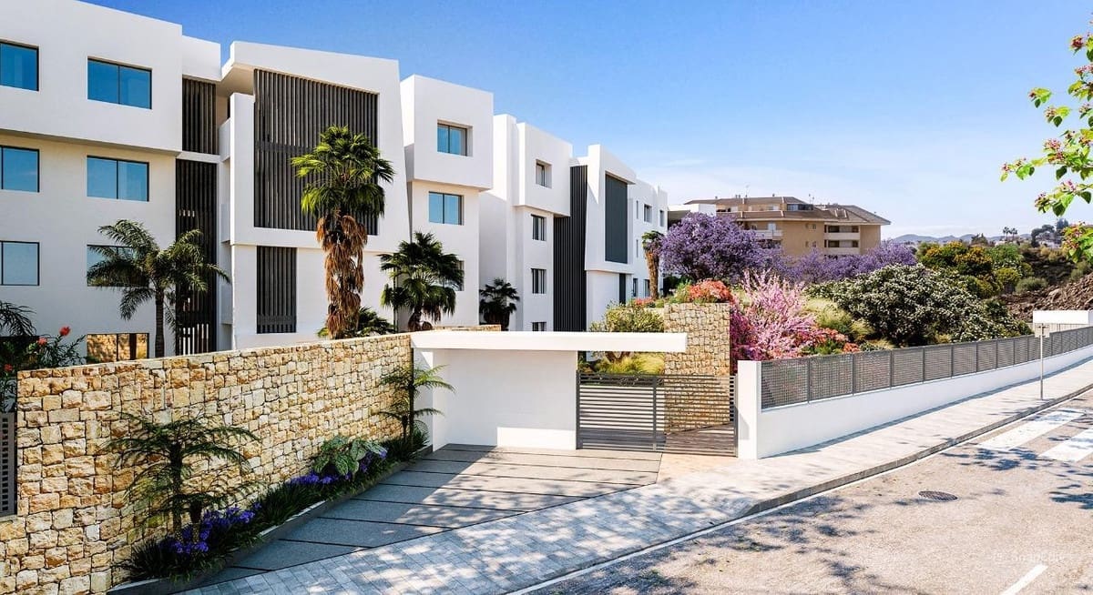 2 bedroom Apartment for sale in Fuengirola with pool - € 567,000 (Ref: 7814358)